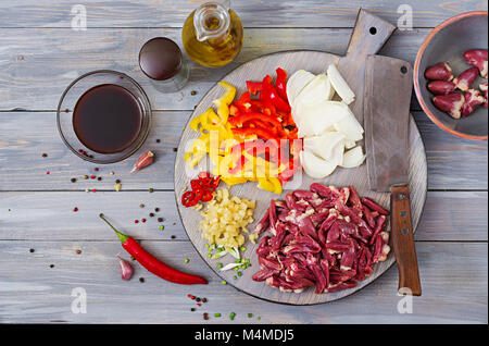 Ingrédients pour la cuisson du poulet sauté de coeurs, de paprika et d'oignons. La cuisine chinoise. Vue d'en haut Banque D'Images