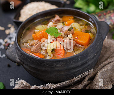 Soupe épaisse à base de boeuf, de l'orge perlé, le potiron et le céleri. Menu diététique. Banque D'Images