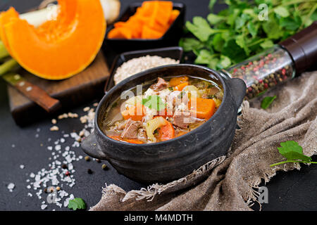 Soupe épaisse à base de boeuf, de l'orge perlé, le potiron et le céleri. Menu diététique. Banque D'Images