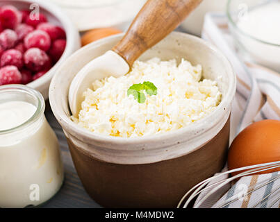 Ingrédients pour la préparation de fromage cottage en cocotte avec les cerises. Délicieux petit-déjeuner Banque D'Images