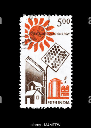 Timbre-poste imprimé par l'Inde, qui montrent l'usage de l'énergie solaire, vers 1988. Banque D'Images