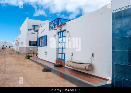 Entrée principale de la maison avec un banc fabriqué à partir d'un tronc, île de Graciosa, îles de Canaries, Espagne Banque D'Images