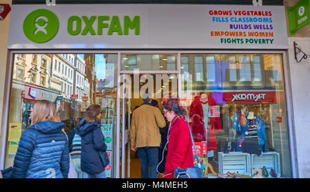 Magasin de charité Oxfam/, Brighton, East Sussex, Angleterre, avec les consommateurs entrer dans la boutique et passants, le logo Oxfam indiquant clairement sur window Banque D'Images