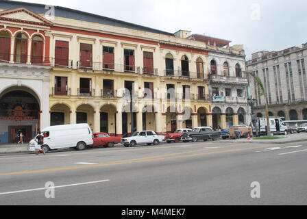 La Havane Cuba - 26 janvier 2018 : grand bâtiment dans la rue principale de La Havane Banque D'Images