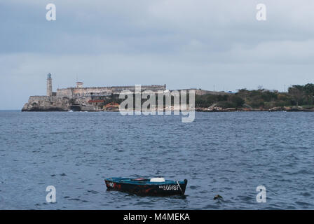 La Havane Cuba - 26 janvier 2018 : Le port de La Havane avec voile en premier plan Banque D'Images