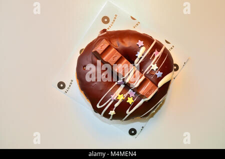 Beignet au chocolat décoré Banque D'Images