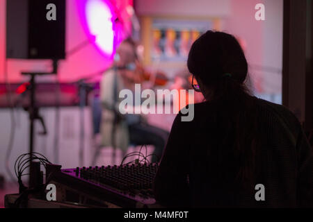 Les techniciens en enregistrement mixage pendant les concerts Banque D'Images