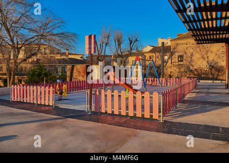 Aire de jeux pour enfants avec balançoires et toboggans aube à Corralillo de San Miguel à Tolède, Espagne Banque D'Images