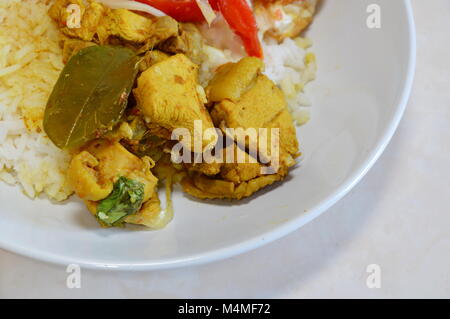 Salade épicée avec des oeufs frits et poulet au curry sur le riz Banque D'Images