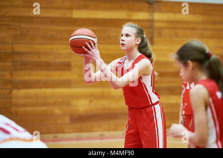 Joueur de basket-ball fille lance la balle dans le jeu Banque D'Images