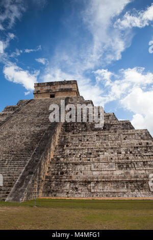 Ruines majestueuses à Chichen Itza au Mexique,.Chichen Itza est un complexe de ruines mayas. Une pyramide massive, connu sous le nom d'El Castillo ou Temple de Kukulcan, n Banque D'Images