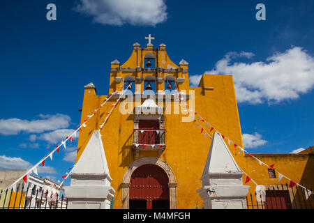 Église coloniale jaune avec un ciel bleu profond à Campeche, Mexique. La ville est connue pour ses magnifiques bâtiments coloniaux conservés, dont beaucoup sont Banque D'Images