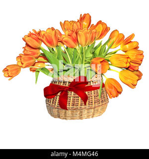 Bouquet de tulipes orange vif dans un panier en osier avec Red Ribbon bow - belle arrière-plan de fête de printemps Banque D'Images