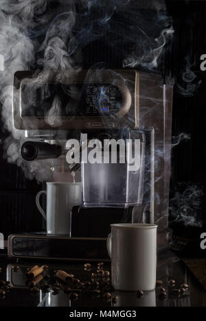 Préparation du café expresso avec des grains de café Banque D'Images