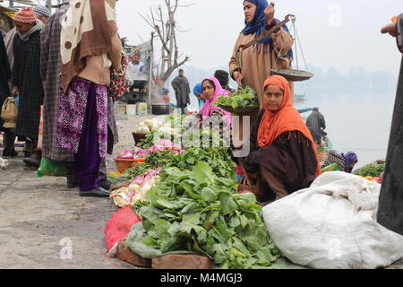 Srinagar, en Indonésie. 16 Février, 2018. Les femmes musulmanes cachemire vendeur de légumes vu l'attente pour les clients sur les rives du lac Dal Srinagar hazratbal. Credit : Arfath Naseer/Pacific Press/Alamy Live News Banque D'Images