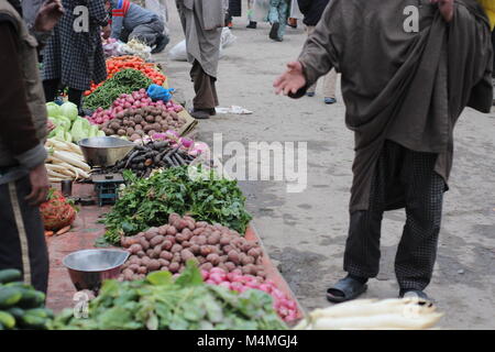 Srinagar, en Indonésie. 16 Février, 2018. Les femmes musulmanes cachemire vendeur de légumes vu l'attente pour les clients sur les rives du lac Dal Srinagar hazratbal. Credit : Arfath Naseer/Pacific Press/Alamy Live News Banque D'Images