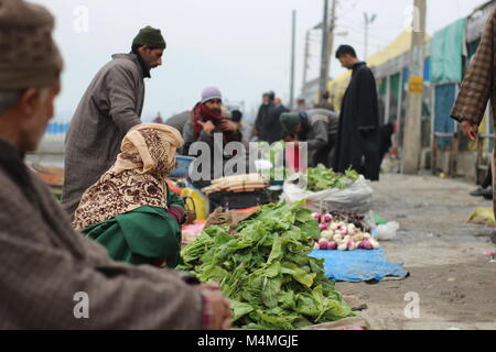 Srinagar, en Indonésie. 16 Février, 2018. Les femmes musulmanes cachemire vendeur de légumes vu l'attente pour les clients sur les rives du lac Dal Srinagar hazratbal. Credit : Arfath Naseer/Pacific Press/Alamy Live News Banque D'Images
