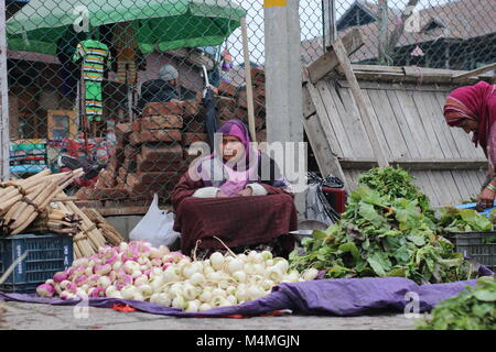 Srinagar, en Indonésie. 16 Février, 2018. Les femmes musulmanes cachemire vendeur de légumes vu l'attente pour les clients sur les rives du lac Dal Srinagar hazratbal. Credit : Arfath Naseer/Pacific Press/Alamy Live News Banque D'Images