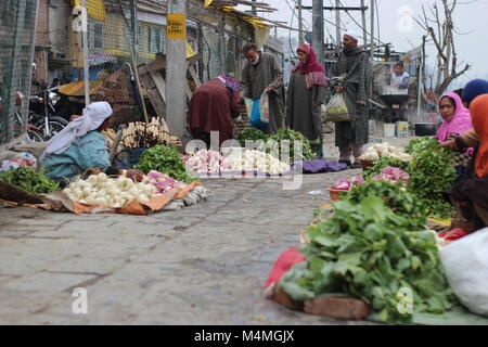 Srinagar, en Indonésie. 16 Février, 2018. Les femmes musulmanes cachemire vendeur de légumes vu l'attente pour les clients sur les rives du lac Dal Srinagar hazratbal. Credit : Arfath Naseer/Pacific Press/Alamy Live News Banque D'Images