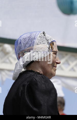 Costume régional original de l'ancienne île de Wieringen à North Holland. La plupart des femmes portaient un bonnet de dentelle avec du fer, de l'argent ou les broches d'or Banque D'Images