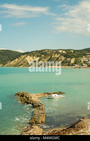 Grande vue sur la mer près du port d'Agios Stefanos Banque D'Images