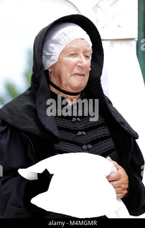 Costume régional original de l'ancienne île de Wieringen à North Holland. La plupart des femmes portaient un bonnet de dentelle avec du fer, de l'argent ou les broches d'or Banque D'Images