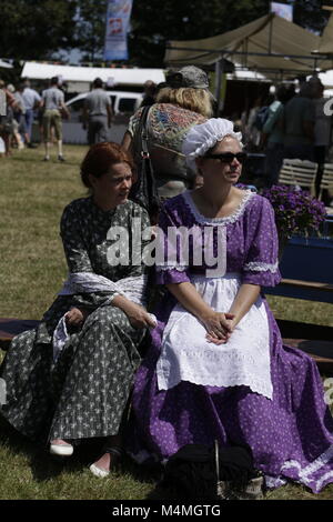 Costume régional original de l'ancienne île de Wieringen à North Holland. La plupart des femmes portaient un bonnet de dentelle avec du fer, de l'argent ou les broches d'or Banque D'Images