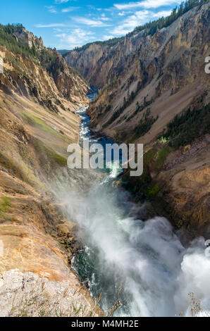 Grand Canyon de la Yellowstone vu du bord de la Lower Falls donnent sur. Le Parc National de Yellowstone, Wyoming, USA Banque D'Images