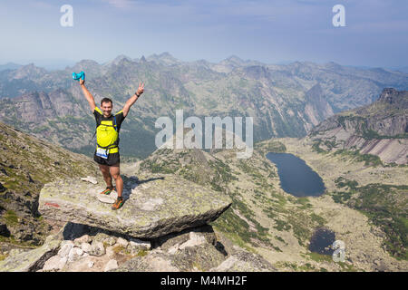 L'homme sur le haut de la colline regardant des merveilleux paysages de montagne en été Banque D'Images