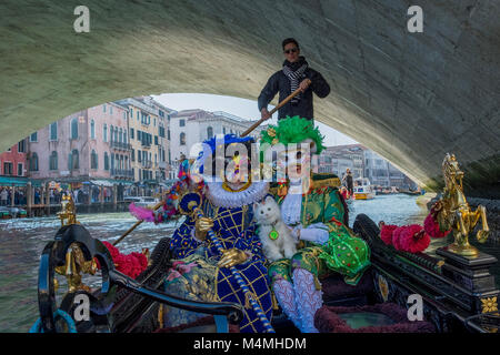 Venise, Italie - 10 février : Les gens qui portent des costumes de carnaval voile un canal sur une gondole le 10 février 2018 à Venise, Italie. Banque D'Images