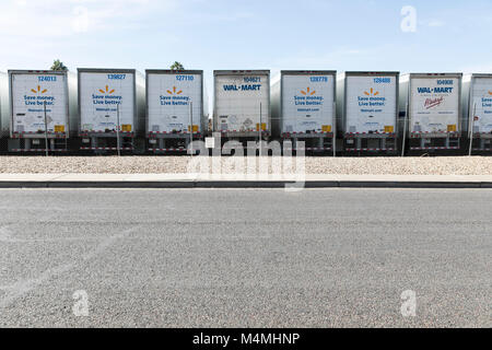 Walmart Inc., de logos sur une ligne de semi-remorques de camion à Phoenix, Arizona, le 4 février 2018. Banque D'Images