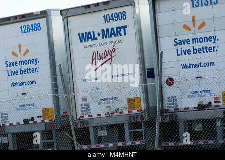 Walmart Inc., de logos sur une ligne de semi-remorques de camion à Phoenix, Arizona, le 4 février 2018. Banque D'Images