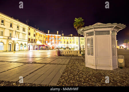 Place centrale architecture colorée en italien ville de Palmanova soir vue, Friuli Venezia Giulia (Italie) Banque D'Images