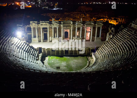Ruines du théâtre, à la fois dans la nuit, maintenant ancien Hierapolis Pamukkale, Turquie. Banque D'Images