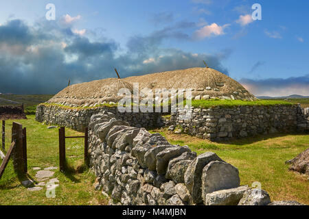 Photo & image de l'extérieur avec des murs en pierre et toit de chaume de l'historique Blackhouse, 24 Arnol, Bragar, Isle Of Lewis, Scotland. Banque D'Images