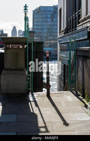 Ville de Londres à pied les marches menant vers le bas sur le Thames Path, Tamise, Londres Banque D'Images