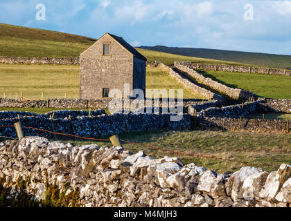 Domaine grange à côté d'une voie verte avec des murs en pierre sèche près de Alstonefield dans le Pic Blanc de Staffordshire UK Banque D'Images