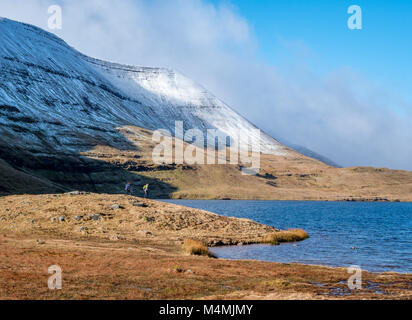 Llyn y Fan Fawr et ventilateur Foel dans le parc national de Brecon Beacons, dans le sud du Pays de Galles en hiver neige Banque D'Images