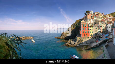 Village de pêcheurs et de Manarola au lever du soleil, Parc National des Cinque Terre, ligurie, italie Banque D'Images
