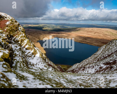 Llyn y Fan Fawr et ventilateur Foel dans le parc national de Brecon Beacons, dans le sud du Pays de Galles en hiver neige Banque D'Images