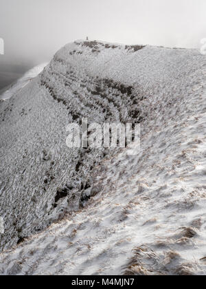 Vue d'hiver de Fan Brycheiniog ci-dessus Llyn y Fan Fawr dans le parc national de Brecon Beacons, dans le sud du Pays de Galles UK Banque D'Images