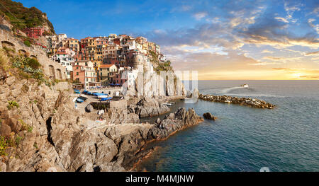 Village de pêcheurs et port de Manarola au coucher du soleil , Parc National des Cinque Terre, ligurie, italie Banque D'Images