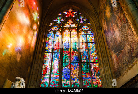 Prague, République tchèque - Le 9 octobre 2017 : vitrail religieux à l'intérieur de la cathédrale Saint-Guy avec des réflexions sur les voisines Banque D'Images