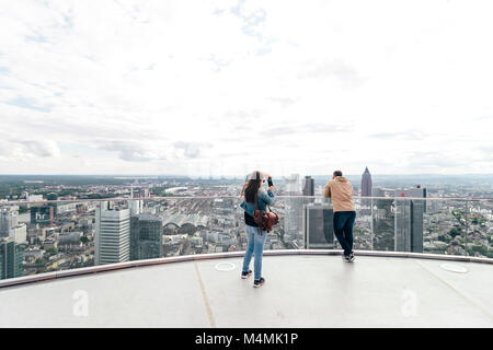 Couple de touristes profitant de la belle vue sur l'horizon sur un samedi après-midi ensoleillé du haut de la tour principale de Francfort / Allemagne - 20 mai 2017 Banque D'Images