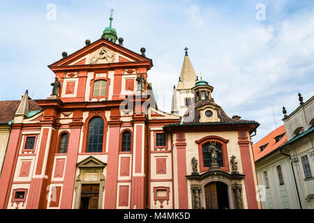 Prague, République tchèque : basilique Saint-Georges, a été consacrée en 1185, une partie de l'ensemble du château de Prague. Banque D'Images