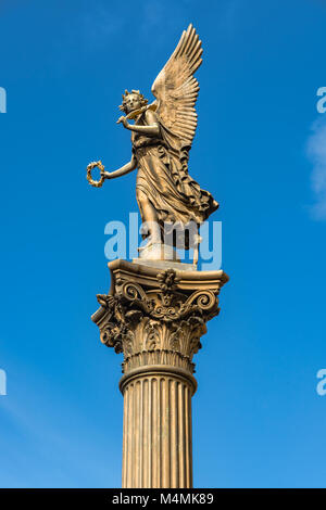 Prague, République tchèque : Repoublic Statue d'un ange en face de la salle de concert Rudolfinum. Banque D'Images
