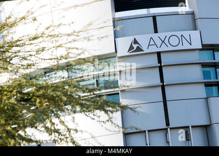 Un logo affiche à l'extérieur du siège de l'axone à Scottsdale, en Arizona, le 4 février 2018. Banque D'Images