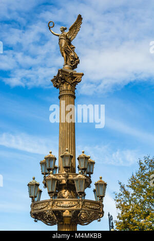 Prague, République tchèque : Repoublic Statue d'un ange en face de la salle de concert Rudolfinum. Banque D'Images