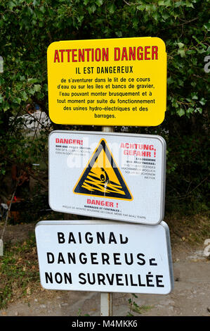 Piscine panneau interdisant l'en raison de la hausse possible de l'eau causée par un barrage hydroélectrique Banque D'Images