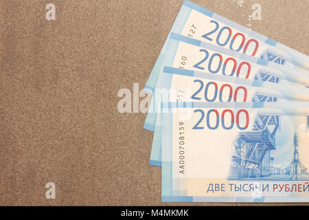 Nouvelle Fédération de billets libellés en roubles de 2000 sur un fond gris avec copie espace Banque D'Images